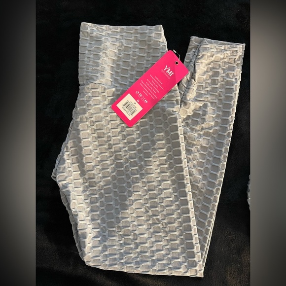 NWT $60R. YMI 2-Piece Honeycomb Activewear Set. Size Medium. Gray - Picture 6 of 8